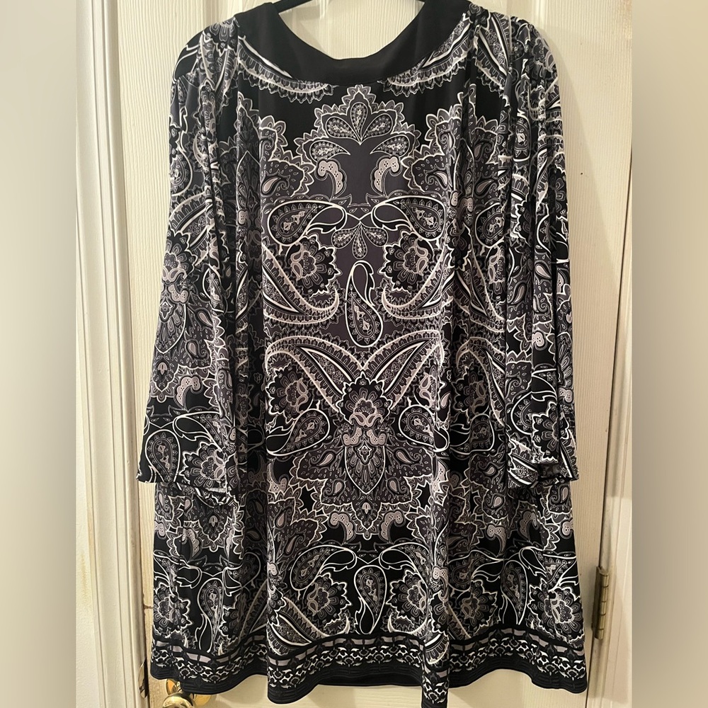 3X Apt. 9 Black and Gray Paisley Patterned Top - Picture 2 of 7